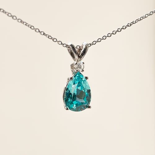 Goldener Anhänger mit einem Lab Grown Paraiba Turmalin in Tropfenform Benicio