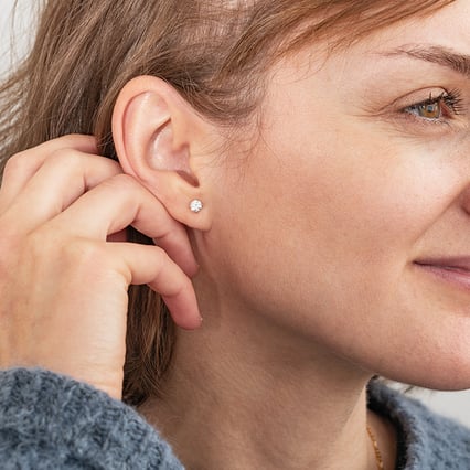 Ohrringe mit Diamanten und vier Krappen Christi