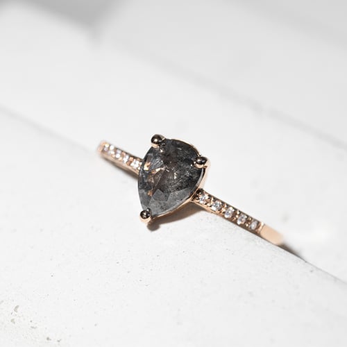 Set aus Ringen mit Salt and Pepper Diamanten und Lab Grown Diamanten Padma