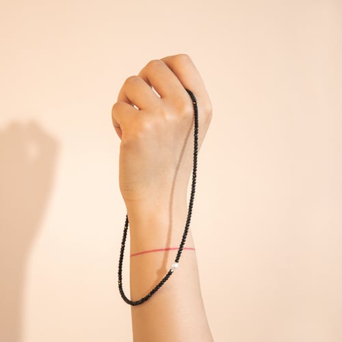 Silberne Kette mit Spinell-Perlen und einer weißen Perle Gibbs