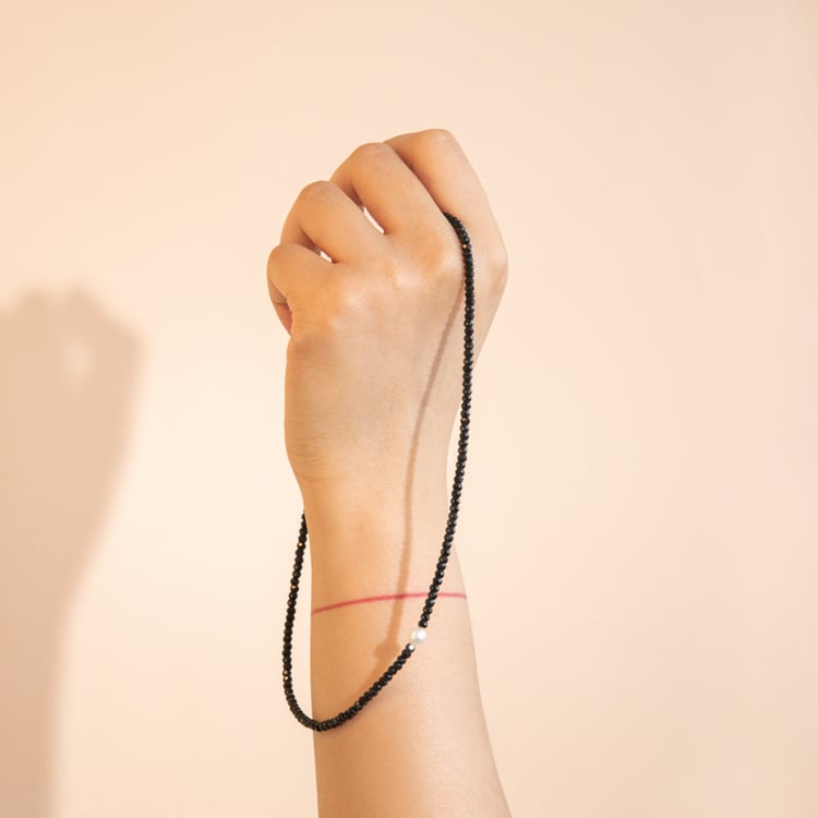 Silberne Kette mit Spinell-Perlen und einer weißen Perle Gibbs 104673