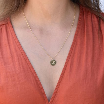 Goldener Anhänger mit Sternzeichen und Olivin Schütze