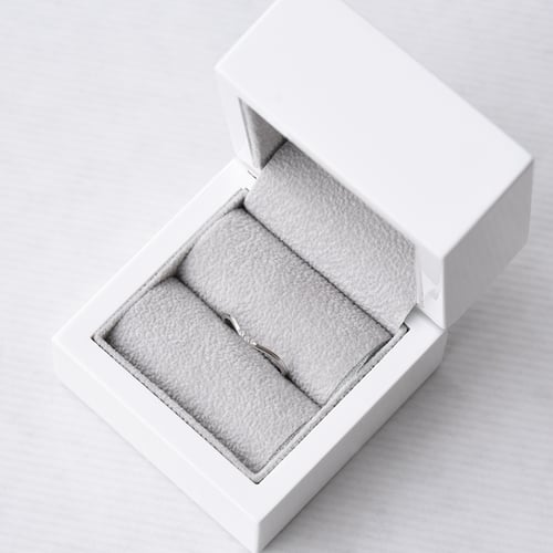 Minimalistischer Ring in V-Form mit drei Diamanten Cason