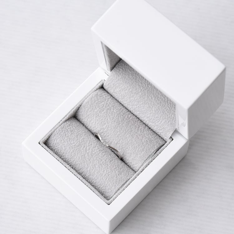 Minimalistischer Ring in V-Form mit drei Diamanten Cason 94754