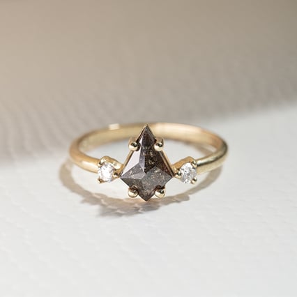 Ring mit Salt and Pepper Diamant in Kiteform Melitta