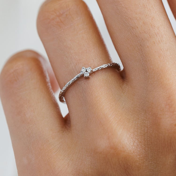 Silberner Ring mit Diamanten im Hammerschlag-Design Milan 157787