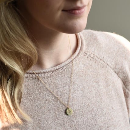 Goldanhänger mit Granat und Sternzeichen Steinbock