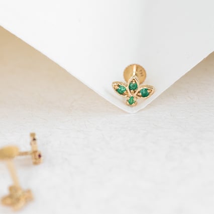 Goldener Piercing Ohrstecker mit Smaragden Amina