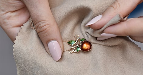 Wie man Schmuck mit Emaille pflegt