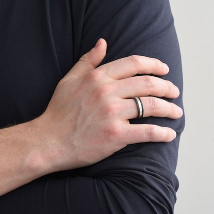 Flacher Trauringe aus Carbon und Silber Moserah