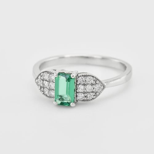 Ring mit Smaragd und Diamanten Tana