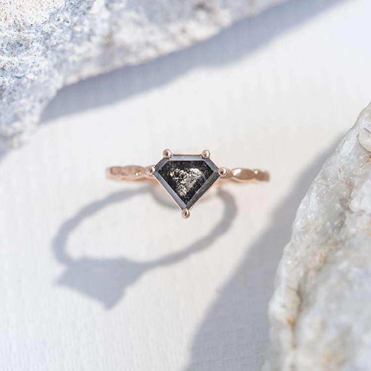 Goldener Ring mit einem Salt and Pepper Diamanten Page 109874