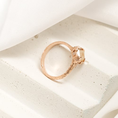 Goldring mit Salt and Pepper Diamant und handgravierten Blumen Flower