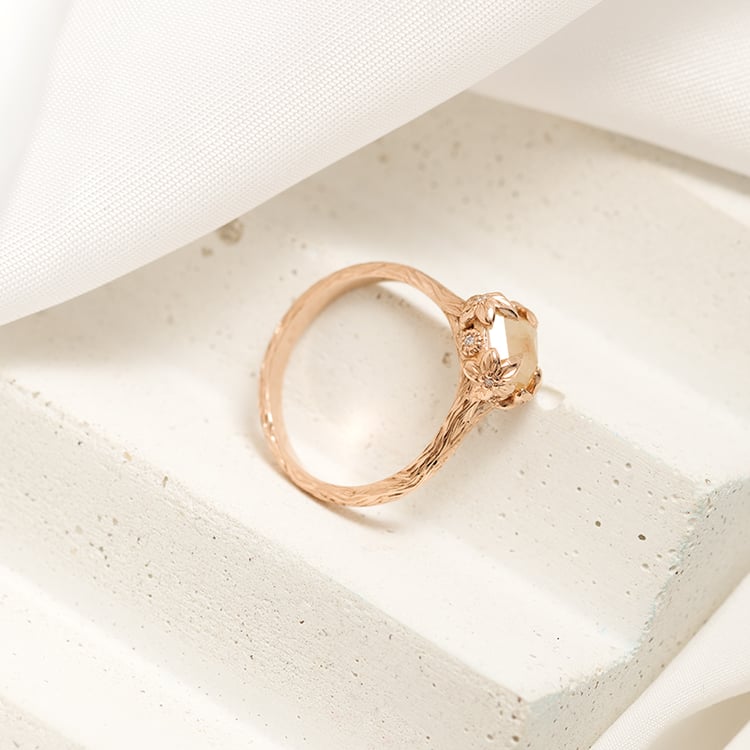 Goldring mit Salt and Pepper Diamant und handgravierten Blumen Flower 124605