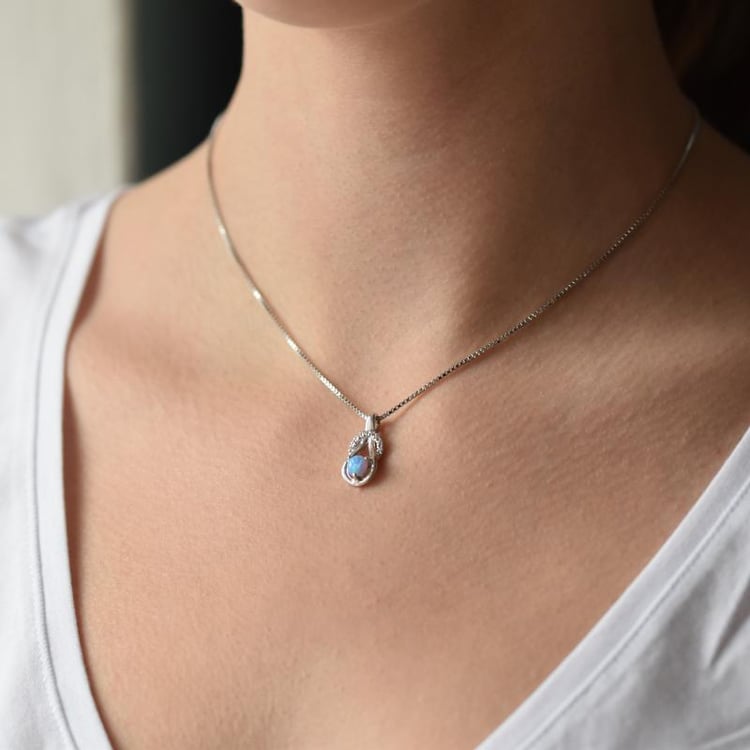 Opal-Anhänger aus Silber auf dem Hals 3505
