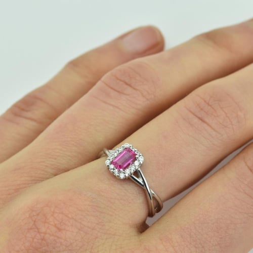 Zarter Goldring mit Diamanten und Saphir im Smaragdschliff Hali