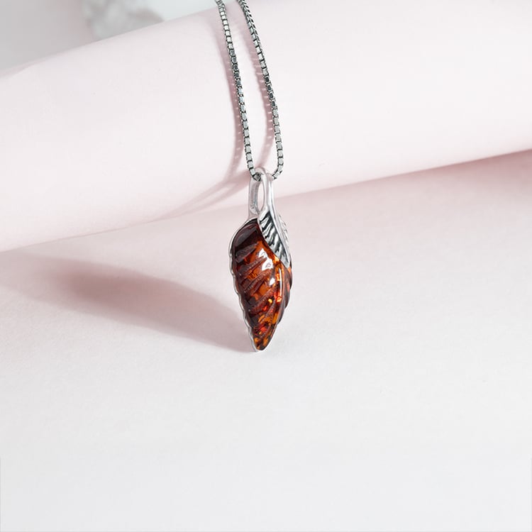 Bernsteinanhänger aus Silber in Form eines Blattes Daun 150808