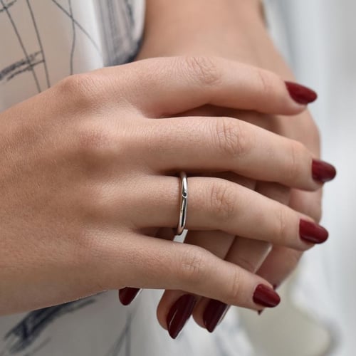 Minimalistische Eheringe aus Gold mit schwarzem Diamanten Alays