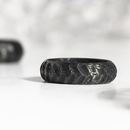 Ring aus Carbon mit atypischer Oberfläche Mingus