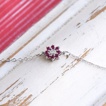 Zartes Armband mit einem Diamanten und Rubinen Vijay