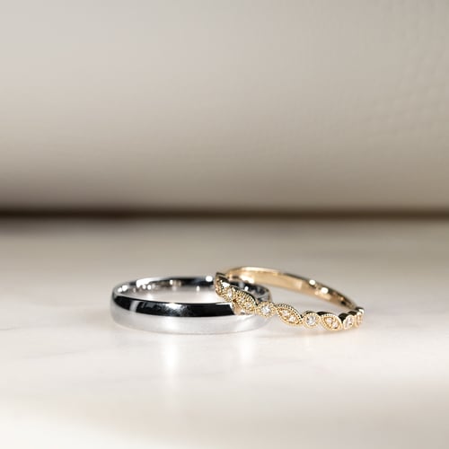 Eheringe aus einem Vintage-Ring mit Lab Grown Diamanten und einem Komfort-Ring Sango