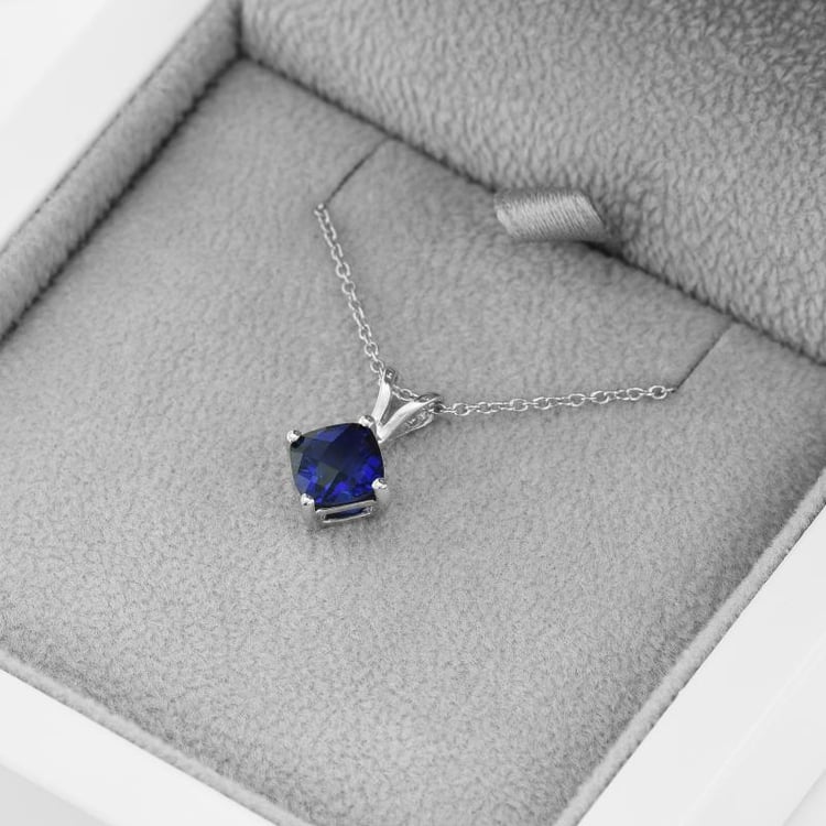 Halskette mit Kissenschliff Saphir in Eppi-Geschenkbox 14787