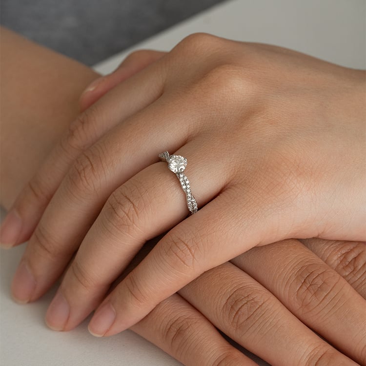 Verflochtener Verlobungsring mit Moissanit und Lab Grown Diamanten Minna 121918