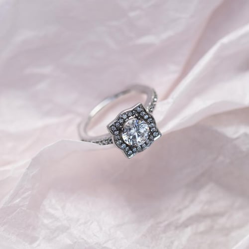 Luxuriöser Verlobungsring mit Diamant im Halostil Olva