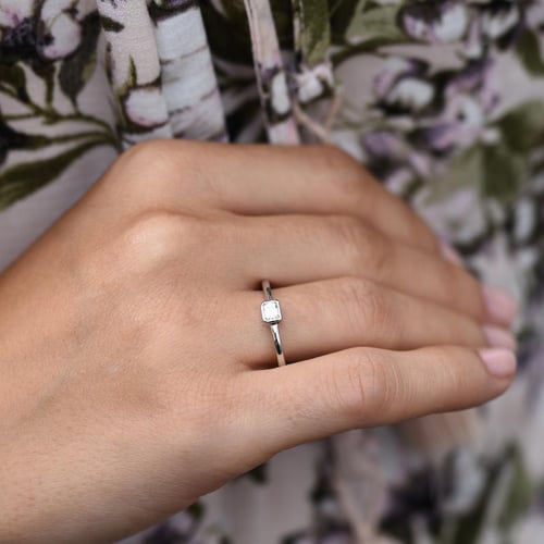 Goldener Verlobungsring mit Baguette Diamant Scaelola