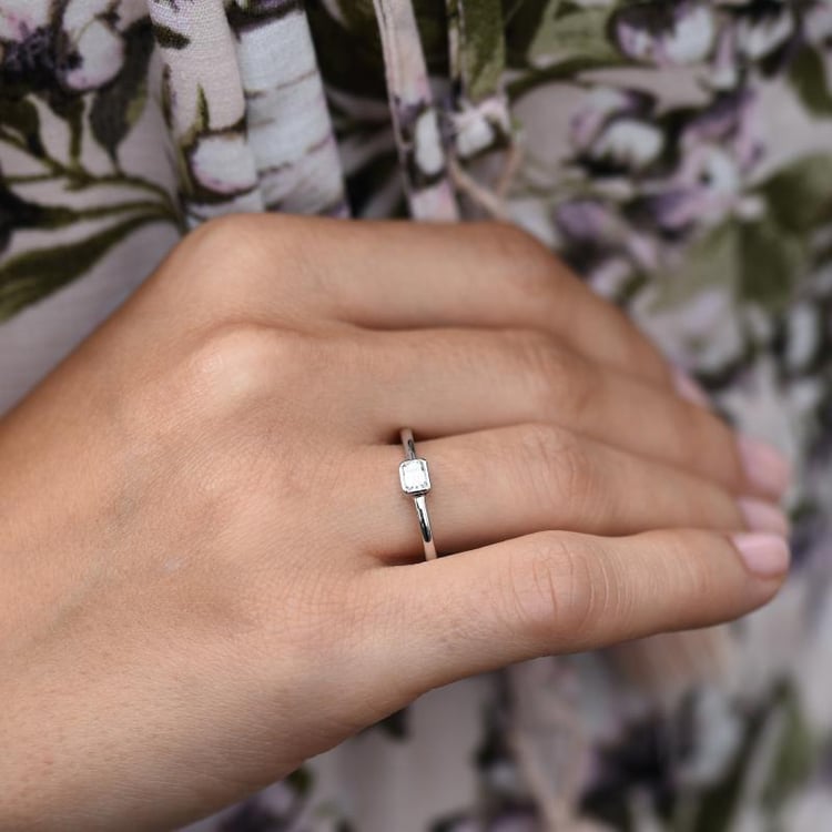 Verlobungsring mit Diamant auf dem Hand 47419