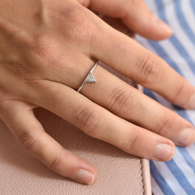 Goldset von Eternity Ring und Ring mit Trillion-Diamant Hylia 21875