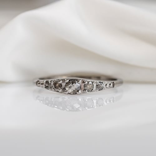 Ring mit einem Salt and Pepper Diamanten Tamir