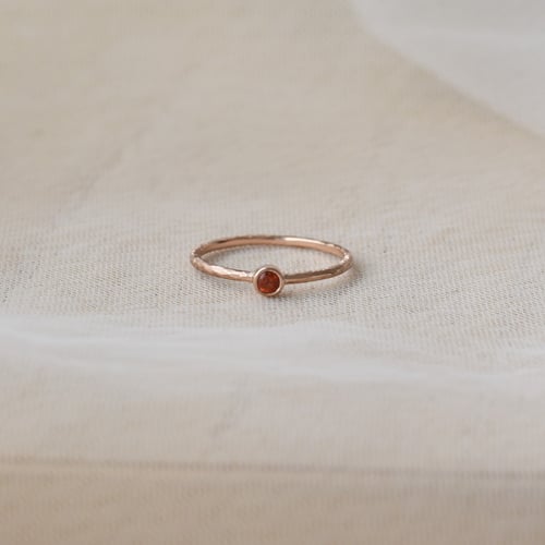 Minimalistischer Goldring mit Padparadscha-Saphir Emilien