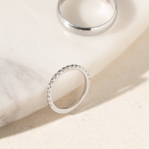 Eheringe aus Eternity-Ring mit Moissaniten und einem halbrunden Ehering Otila