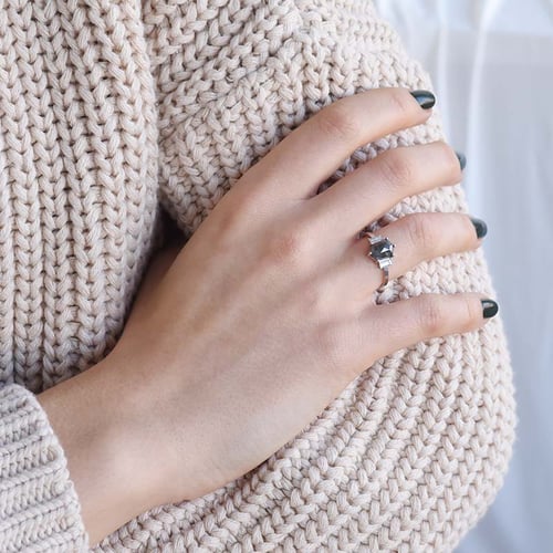 Ring mit Salt and Pepper Diamant und Saphiren Nadiia