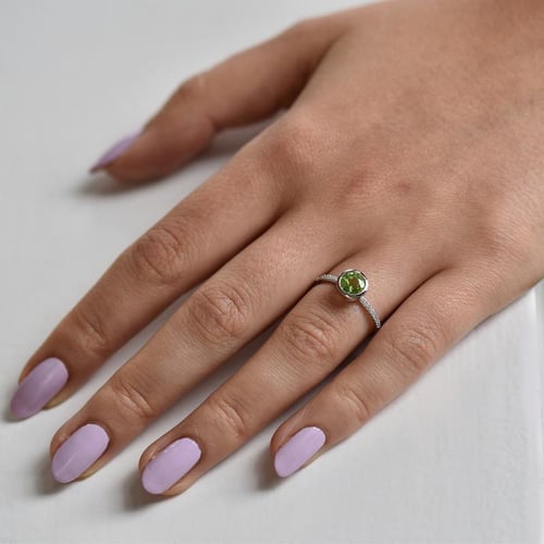 Strahlender Goldring mit Olivin und Diamanten Nyusha