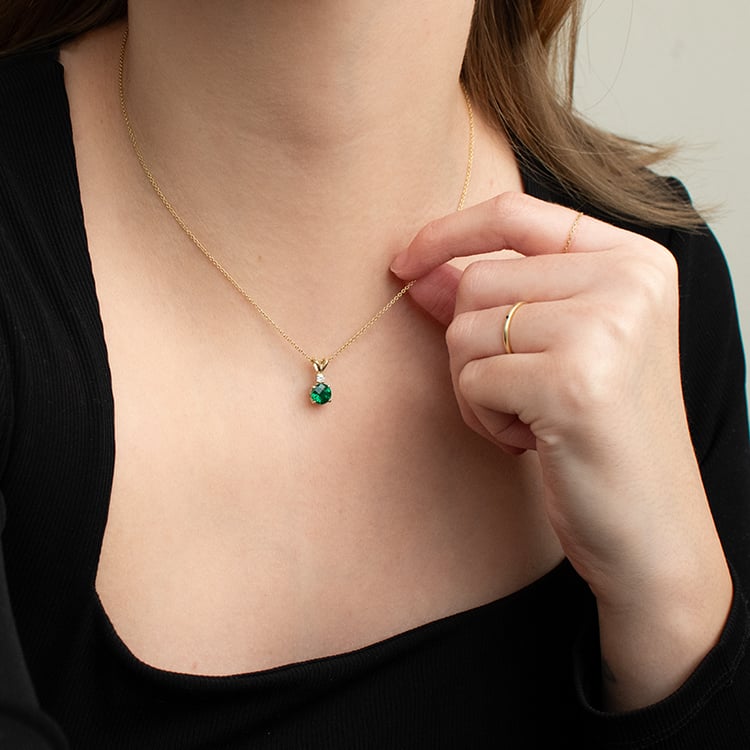 Goldener Anhänger mit Smaragd und Diamant Emolyna 135518