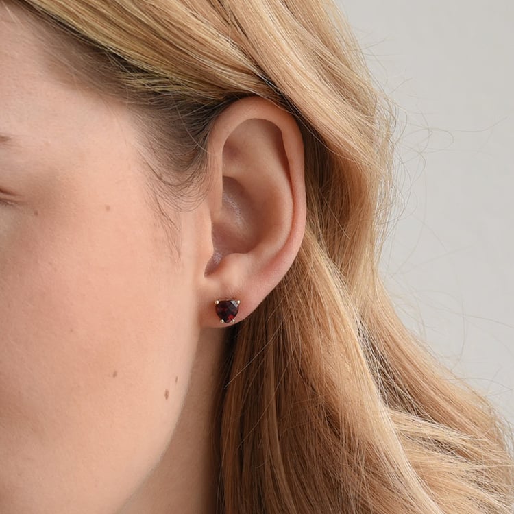 Granat-Herzen in goldenen Ohrringen Kaciah 69661