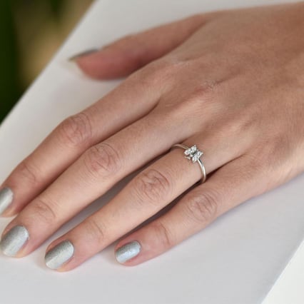 Verlobungsring mit Motiv des Schmetterlings und Diamanten Laua