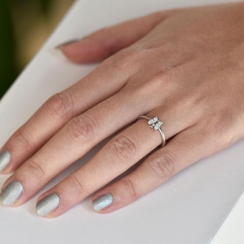 Verlobungsring mit Motiv des Schmetterlings und Diamanten Laua