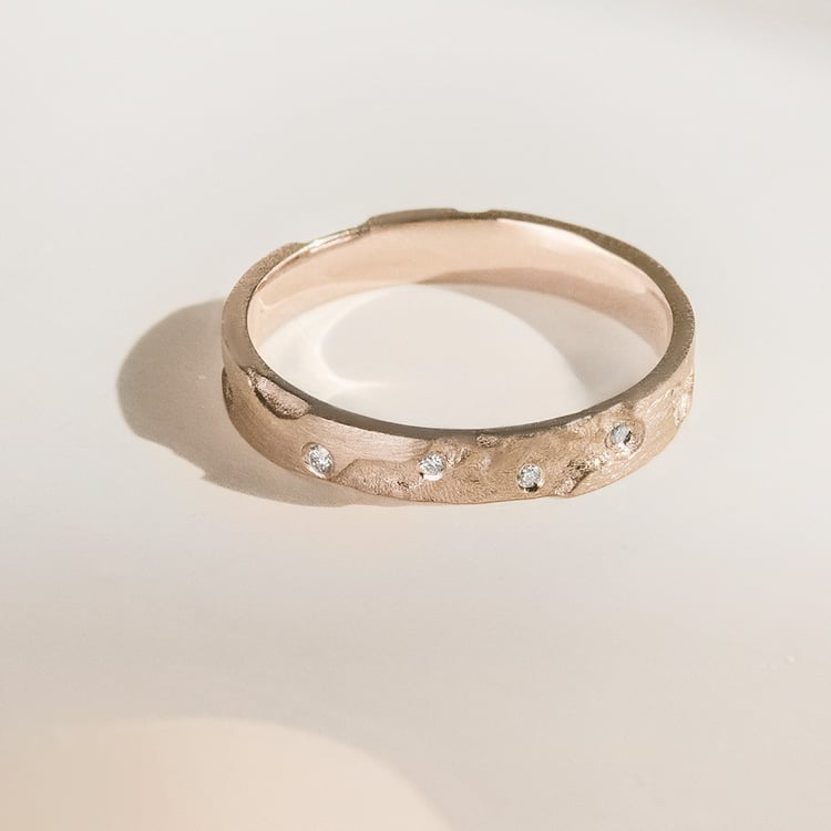 Goldene Eheringe mit von Hand gravierter Oberfläche Cley 163751