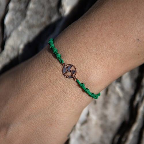 Armband mit einem silbernen Anhänger in Form der Weltkarte Globe