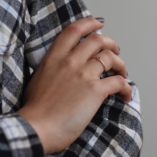 Goldener minimalistischer Ring mit Morganit Emilien