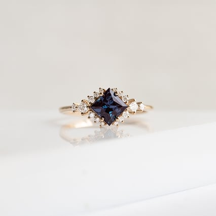 Verlobungsring mit Alexandrit und Moissaniten Medrie