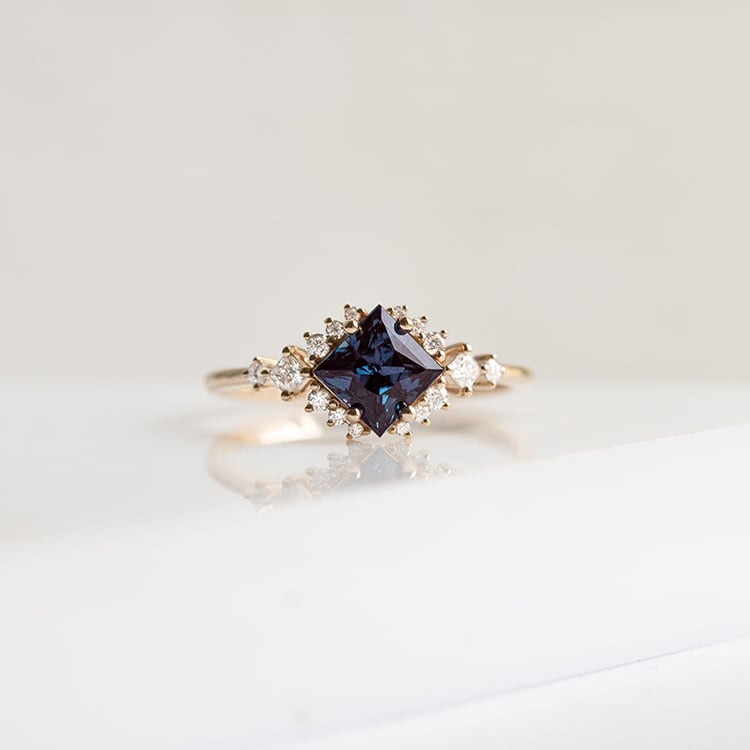 Verlobungsring mit Alexandrit und Moissaniten Medrie 145530