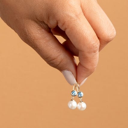 Goldene Perlenohrringe mit Lab Grown Aquamarinen Truett