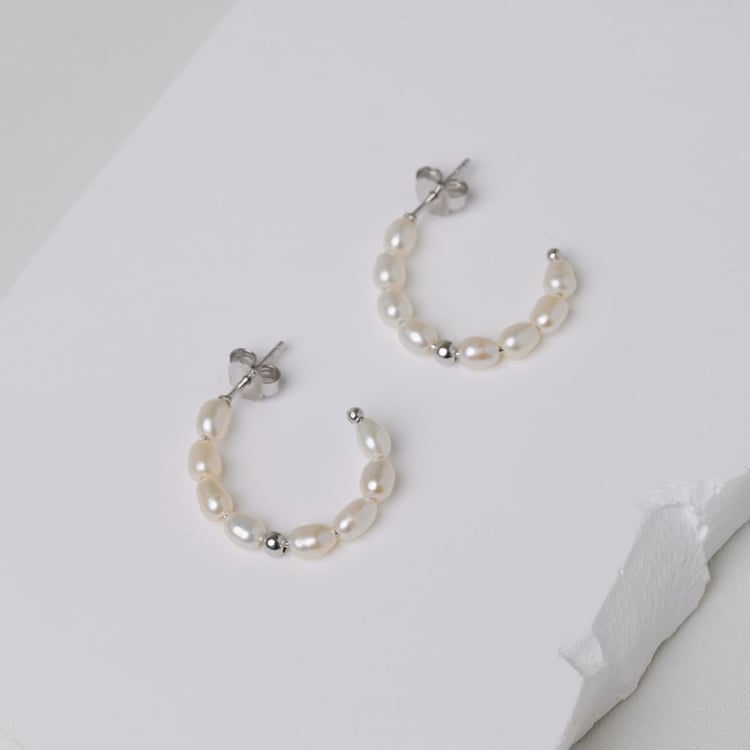 Silberne runde Ohrringe mit Perlen Roxanne 164061