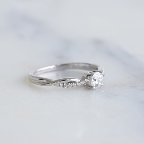Verlobungsring mit seitlichen Diamanten und Diamant Aliye
