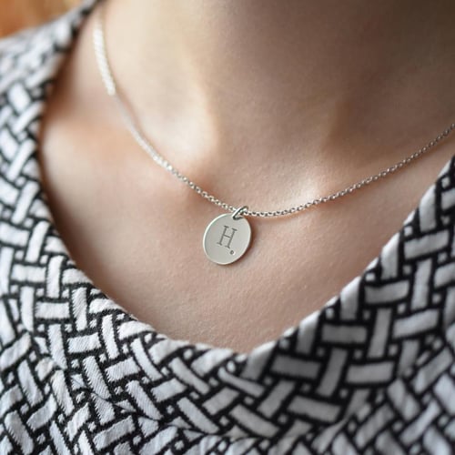 Anhänger aus Platin mit Diamant und Buchstabengravur Sager