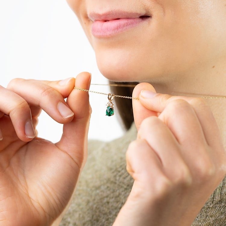 Smaragd-Tropfen in Goldanhänger mit Diamanten Electrah 147451